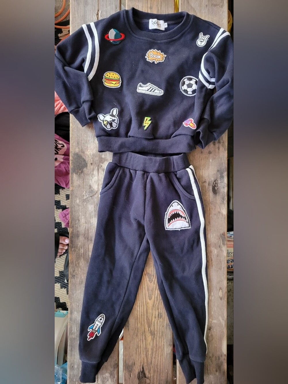 LOLA +THE BOYS  SZ 4Y VGUC
2pc NAVY sweatshirt & Joggers Patches Stripe Outfit